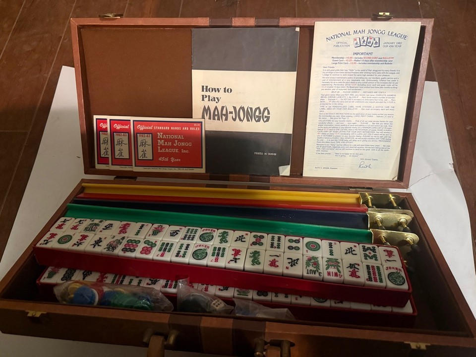 A Vintage Cased Bakelite Mahjong Set (Lot 2351 - December Estate