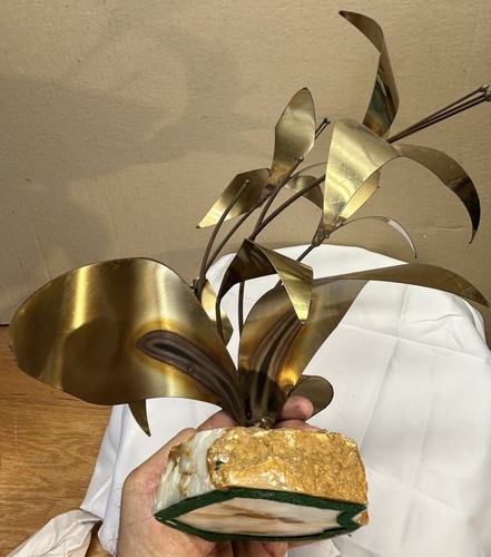 Vintage Mid Century Brutalist Modern Torch-Cut Brass Lilies on Quartz Base Art - Imagen 22 de 24