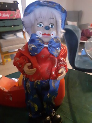 10 Zoll Vintage Porzellan weißhaarige Clownpuppe in blau, rot & gold Kostüm