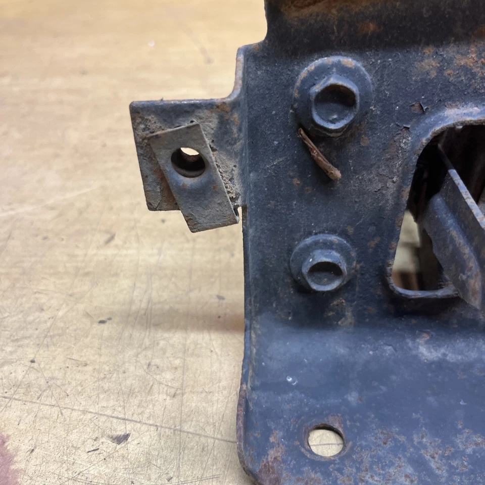 Ford Mustang 1965 1966 capó cierre de pestillo montaje de soporte central todos los estilos de carrocería Foto 3 de 4