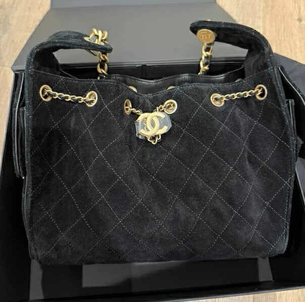 CHANEL 25 ホーボーバッグ Auth BNIB Chanel 25 Hobo Bag Small Suede Black Aged Gold hardware