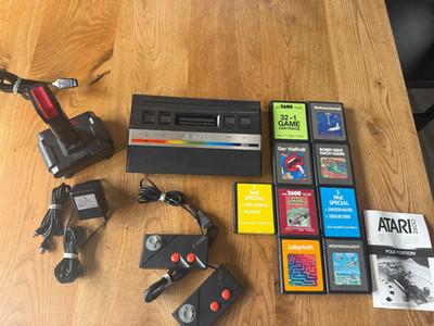 Atari 2600 Konsolenpaket mit Spielen, Joystick und 2 Controller