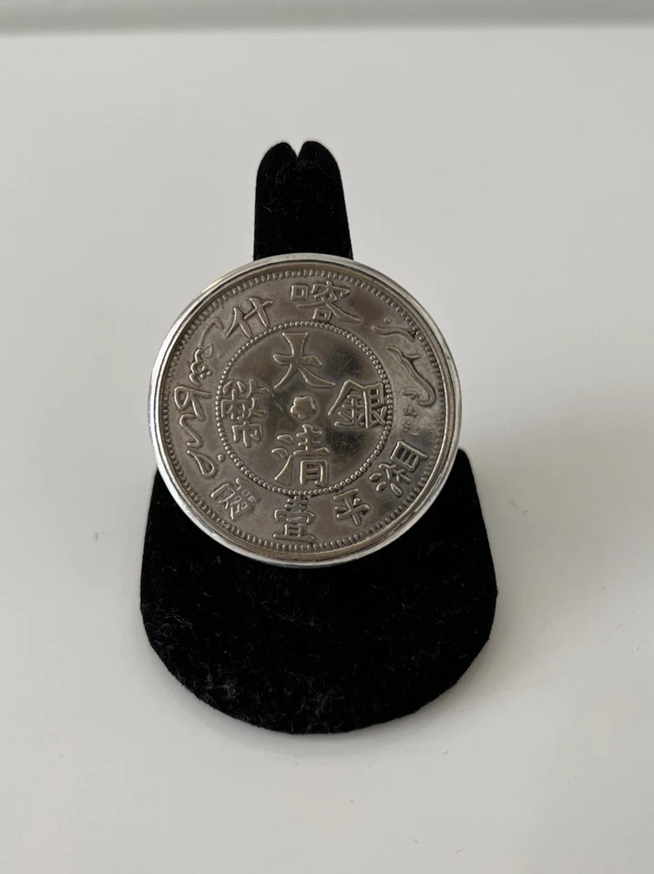 Anillo de cóctel moneda asiática grande MIRANDA CRIMP plata de ley talla 9 Foto 2 de 4