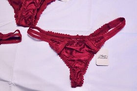 Agent Provocateur Tammi Red, 36C Bra, 2x Thongs & Brief Sz 4 & Suspender Sz. 2