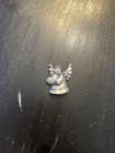 Ciondolo portafortuna vintage Ganz 1" angelo in peltro che tiene un cuore con aureola