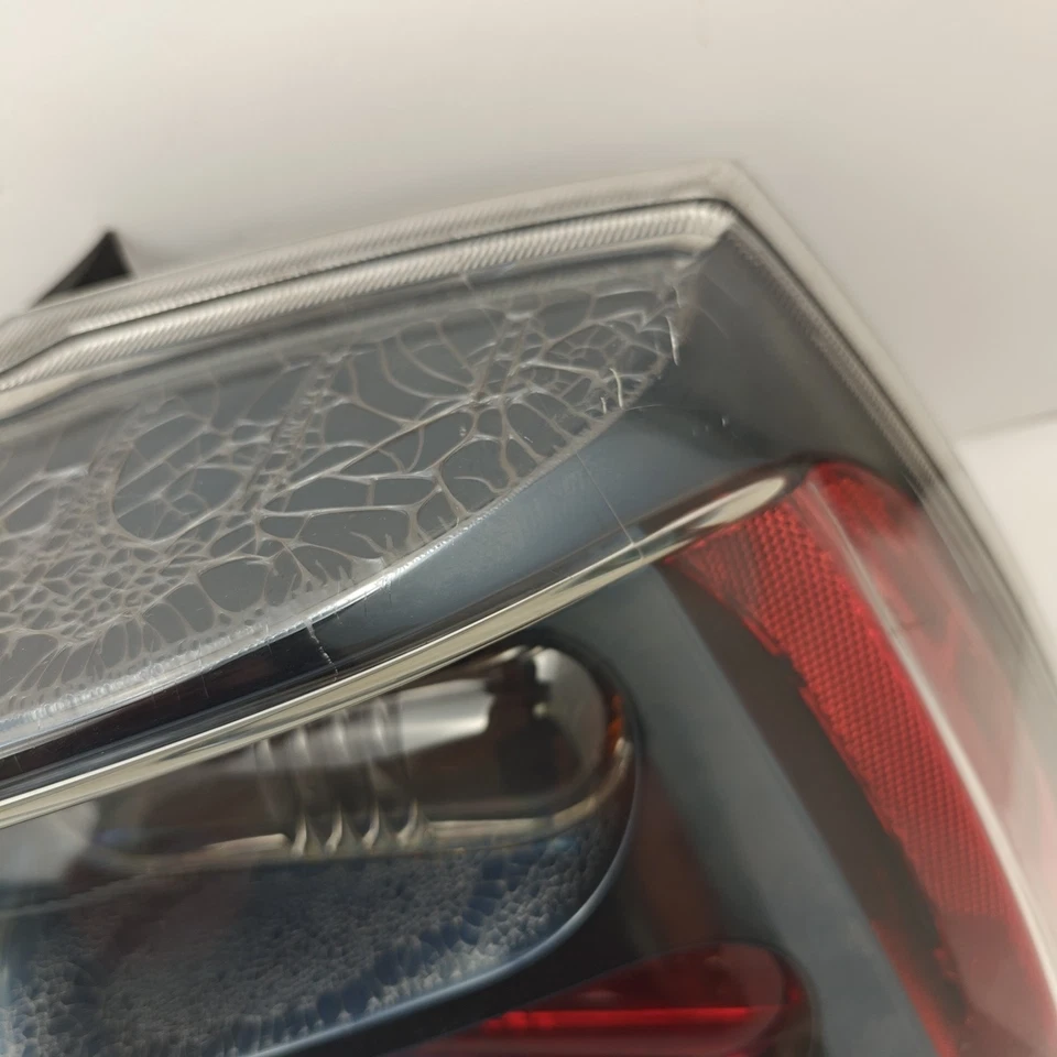 Luz trasera derecha lado pasajero MITSUBISHI GALANT GTS 2004-2008 Foto 3 de 4