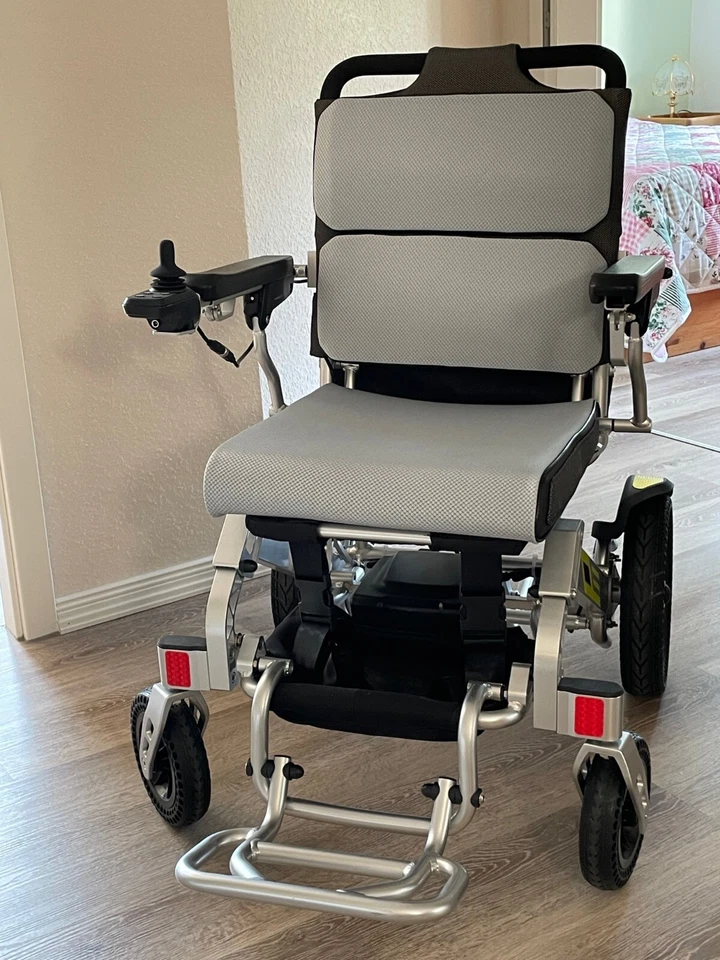 ELEKTROROLLSTUHL faltbar MARTELL neu, unbenutzt, Reichweite 15 km, 12% Steigung