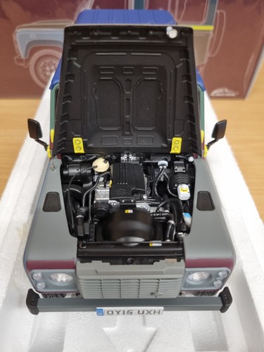 Almost Real 810214 Land Rover Defender 1:18 90 Paul Smith Edition 2015  - Picture 4 of 17