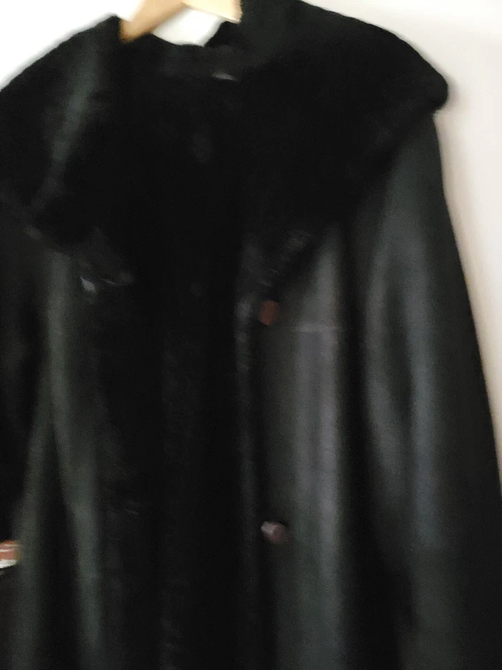 Elegante Abrigo Largo Negro Piel de Oveja Genuina Cálido Tostado Muy Ligero Foto 3 de 4