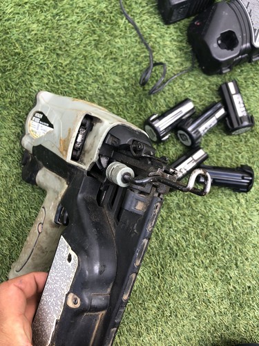 HITACHI NT 65GS Gas Finish Nailer 5x batteries - Picture 3 of 4
