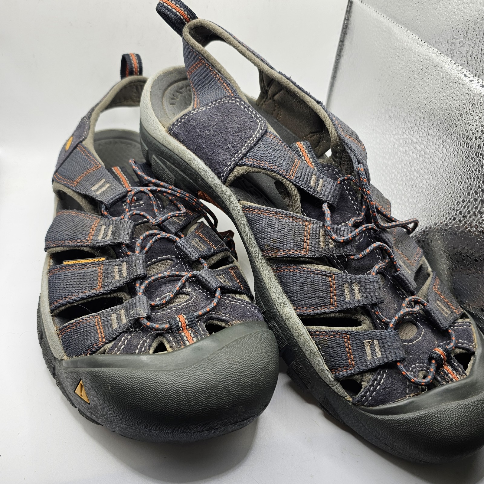 Keen uomo taglia 10 5? Sandali da trekking grigi e arancioni punta chiusa impermeabili spiaggia