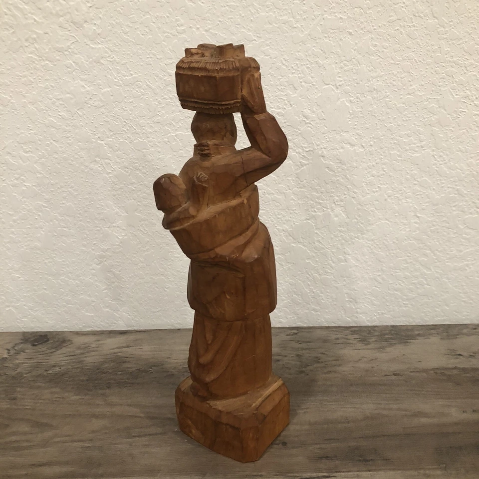 Antigua estatua primitiva de madera mujer/hombre cesta de transporte/agua y niño asiático Foto 4 de 4