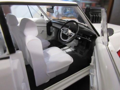 1:18 GreenLight Pre-Production Sample 1969 Chrysler VF Valiant WHITE DDA Blown - Picture 11 of 12