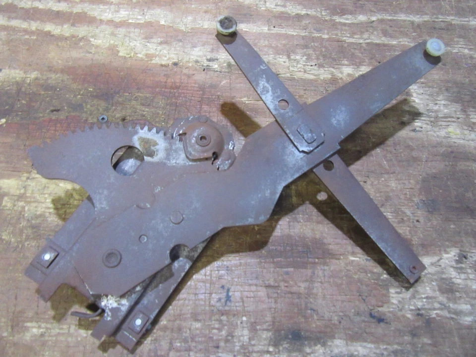 1958 Chevrolet Belair Biscayne Yeoman wagon door window regulator crank DR - Image 3 of 3