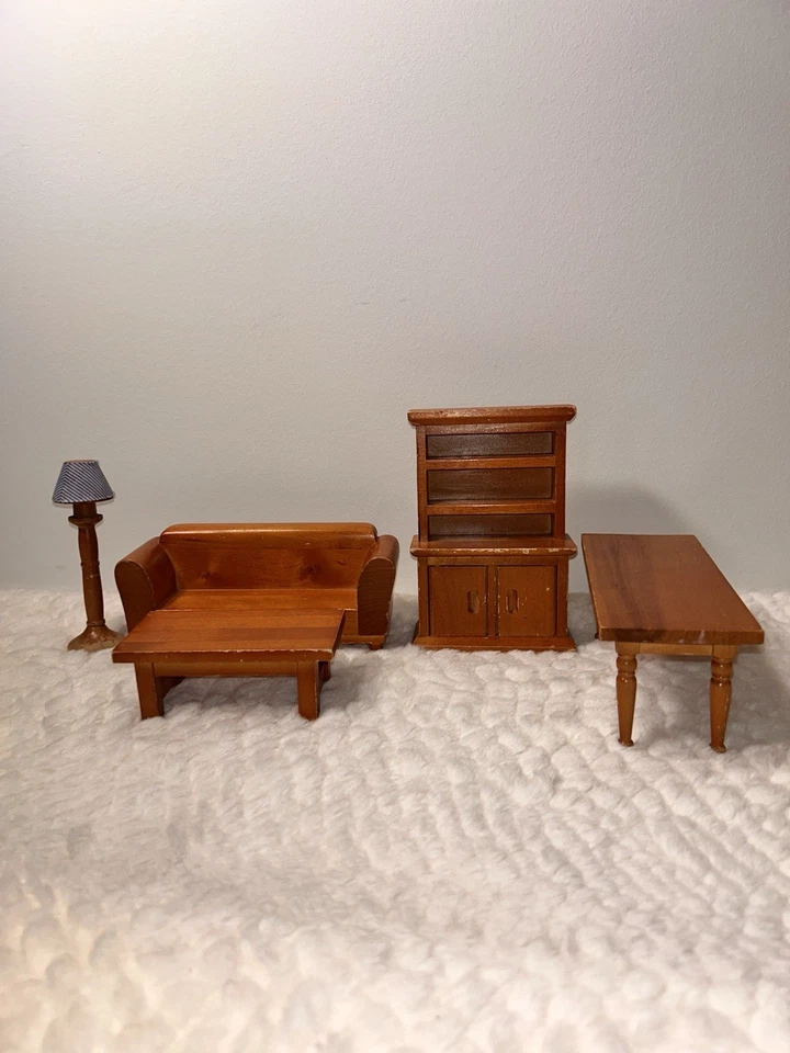 Muebles para casa de muñecas. Sofá, mesa de centro, lámpara, mesa de comedor y una cabaña. Foto 2 de 4