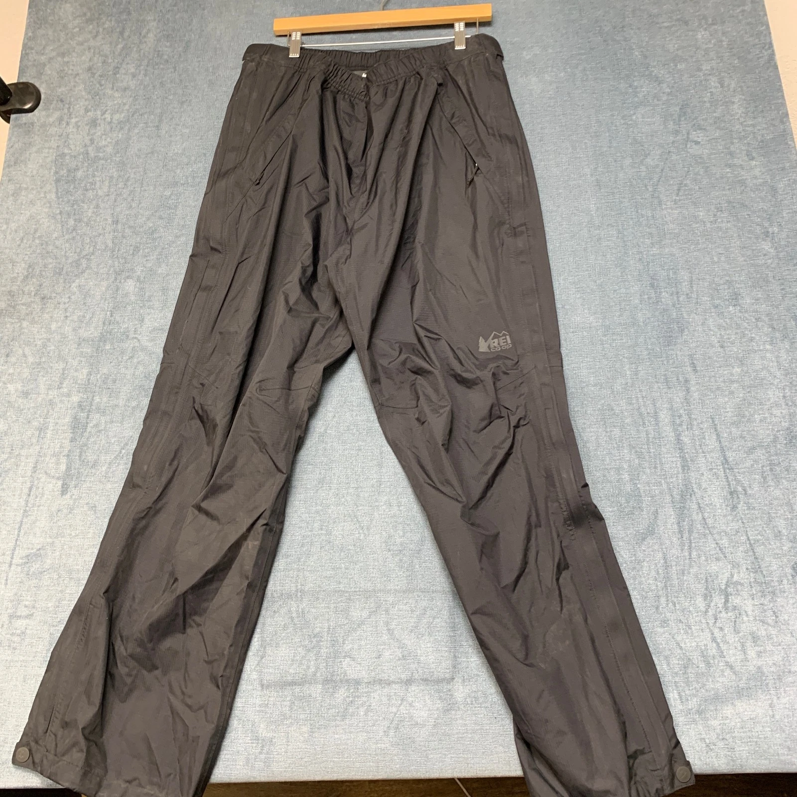 REI Co-op Rain Pants Mens Large Black Logo Straight Leg Waterproof Elastic Waist
Opens in a new wind
