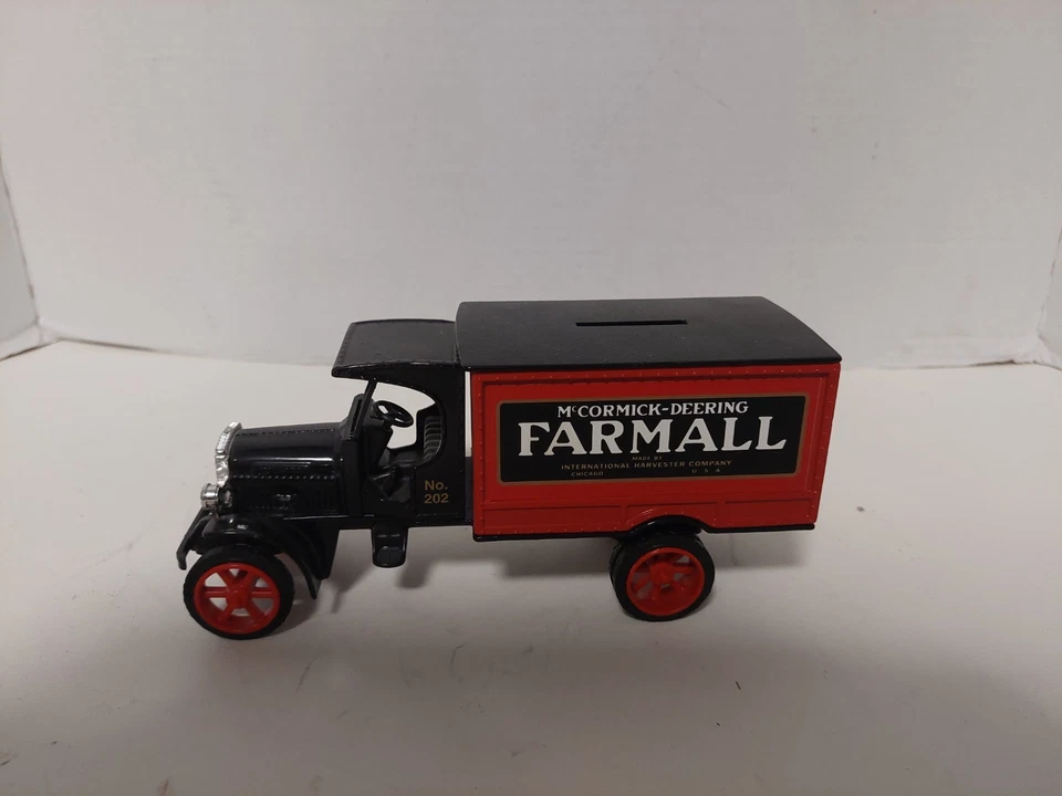 Banco de camión ERTL Farmall McCormick Kenworth Die Cast 1925 sin llave 7 1/4 de longitud Foto 2 de 4