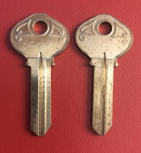 Vintage ilco brand key blanks set of 2, #1073 DB         [KB4]