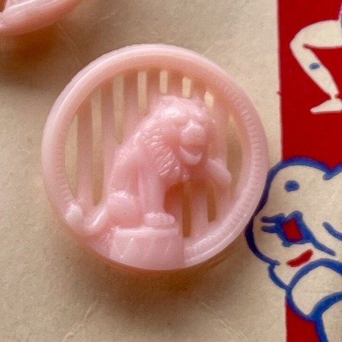 Vintage Le Chic Circus Parade Buttons Pink Plastic on Original Card Pattern 575 - Picture 6 of 7