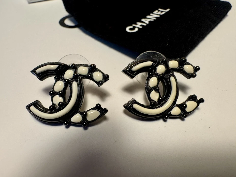 Pendientes Chanel 2012 CC Paris Bombay blanco y negro/metal armado Foto 4 de 4