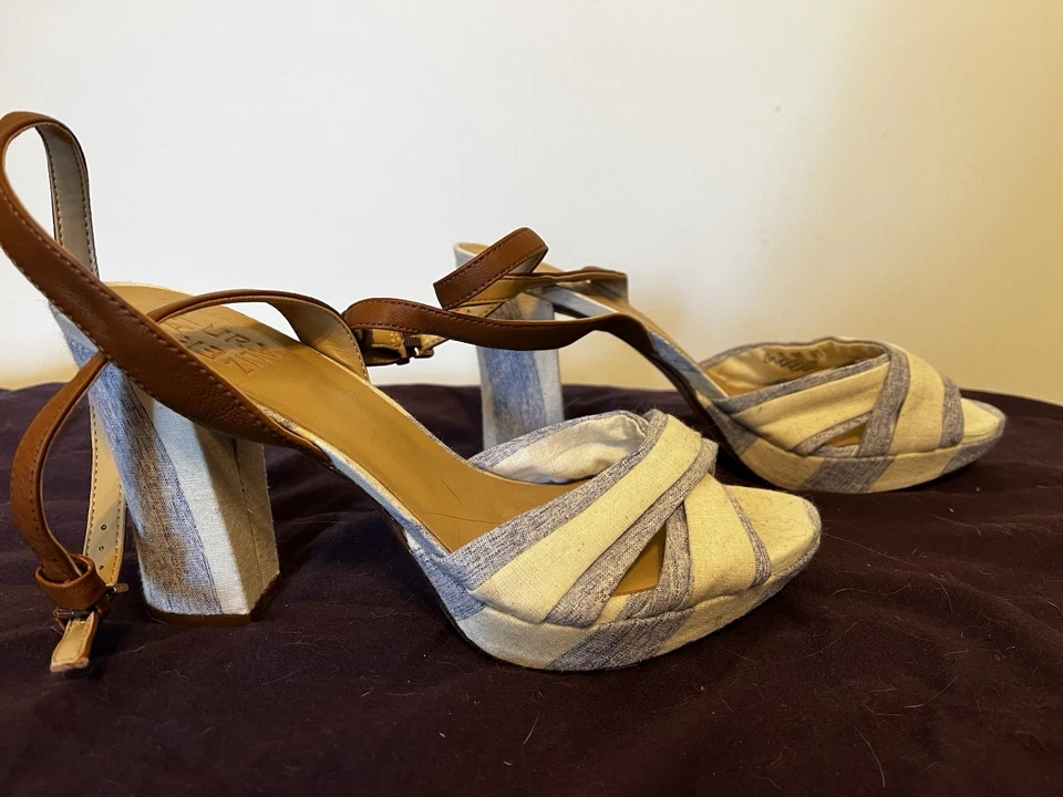 Sandalias de tacón bloque con correa al tobillo Naturalizer azules y blancas para mujer talla 8,5 Foto 4 de 4