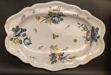 Moustiers, grand plat  avec un décor de fleurs de Montpellier et papillon, 18ème