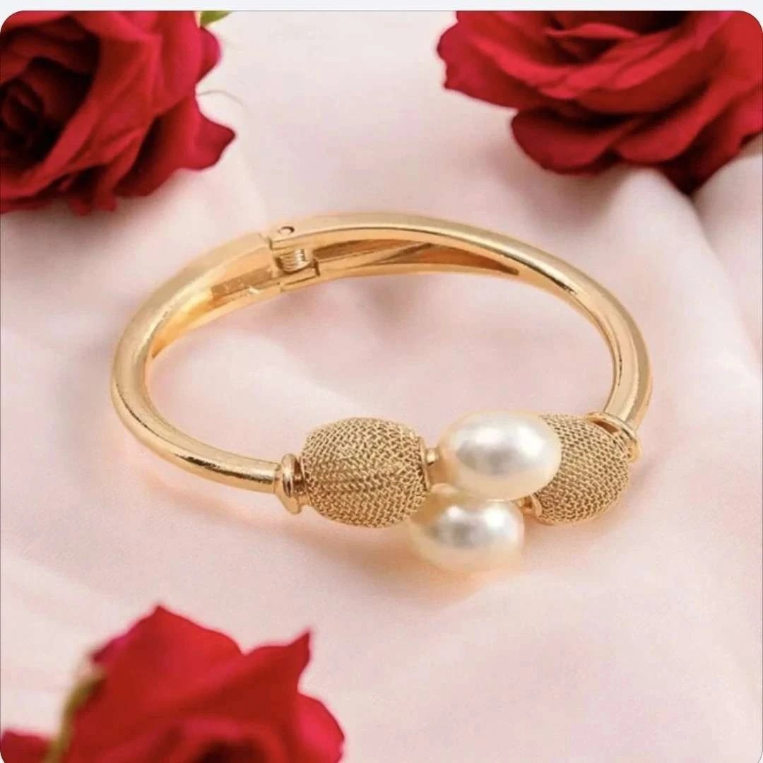 Bracelet femme chic perles nacrées bijou poignet ajustable nacre blanche