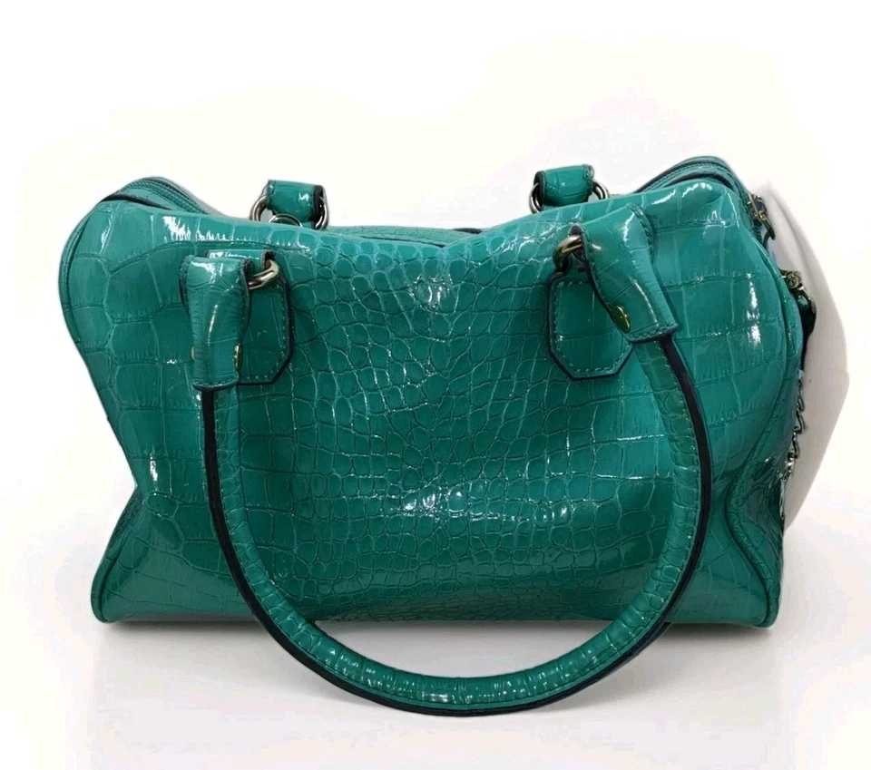Bolso Cartera Anne Klein Verde Croc en Relieve | Medallón Logo León | Cuero Vegano Foto 3 de 4