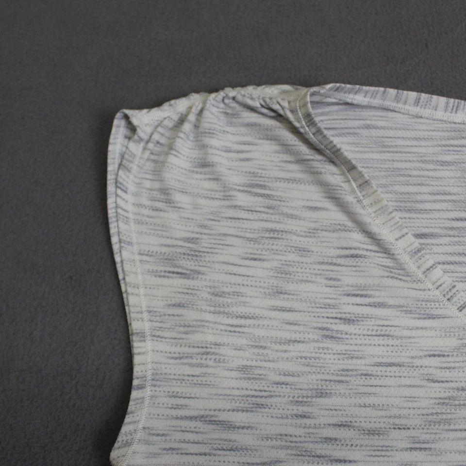 Camiseta Lululemon Feminina 8 Cinza Branca Couro Decote V Sem Mangas Regata Yoga - Imagem 2 de 4