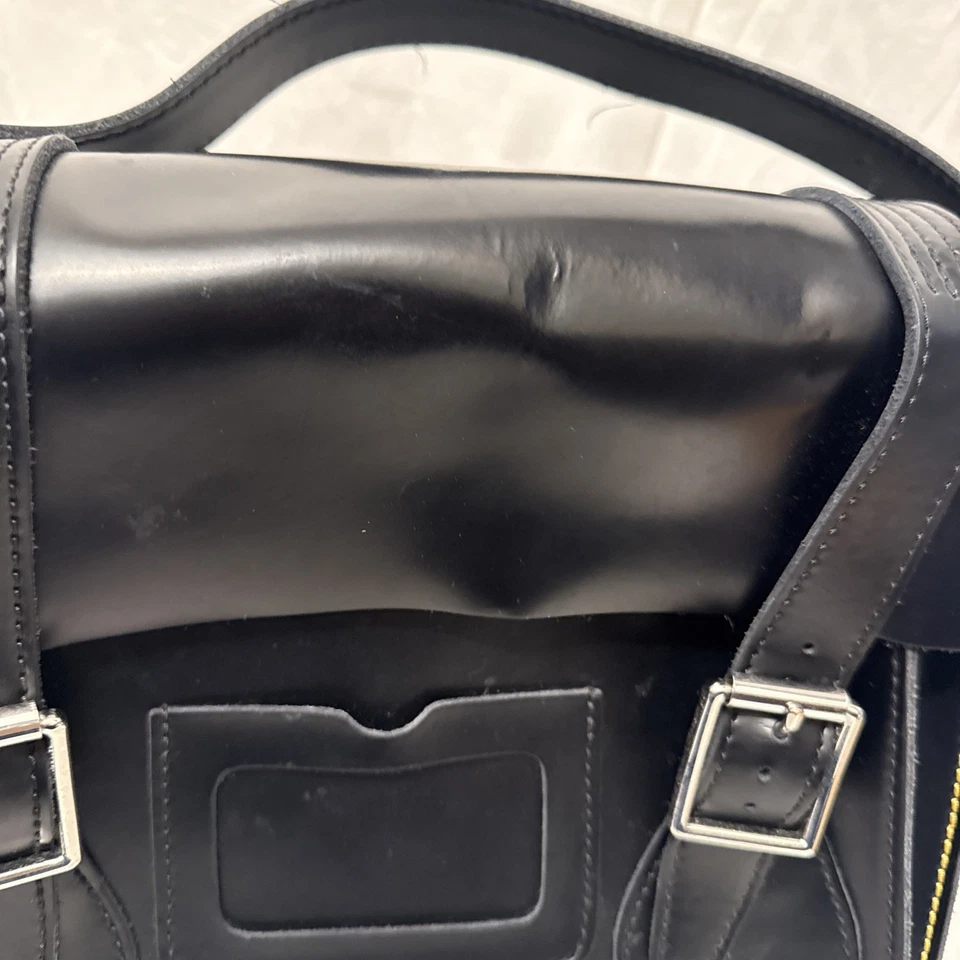 Сумка почтальона Doc Dr Martens черная кожаная с пряжкой - Изображение 2 из 4