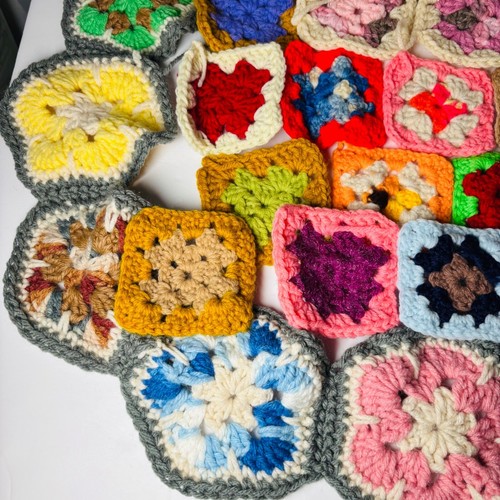 Juego de apliques cuadrados vintage 51 piezas de ganchillo hecho a mano de abuela floral multicolor - Imagen 4 de 12