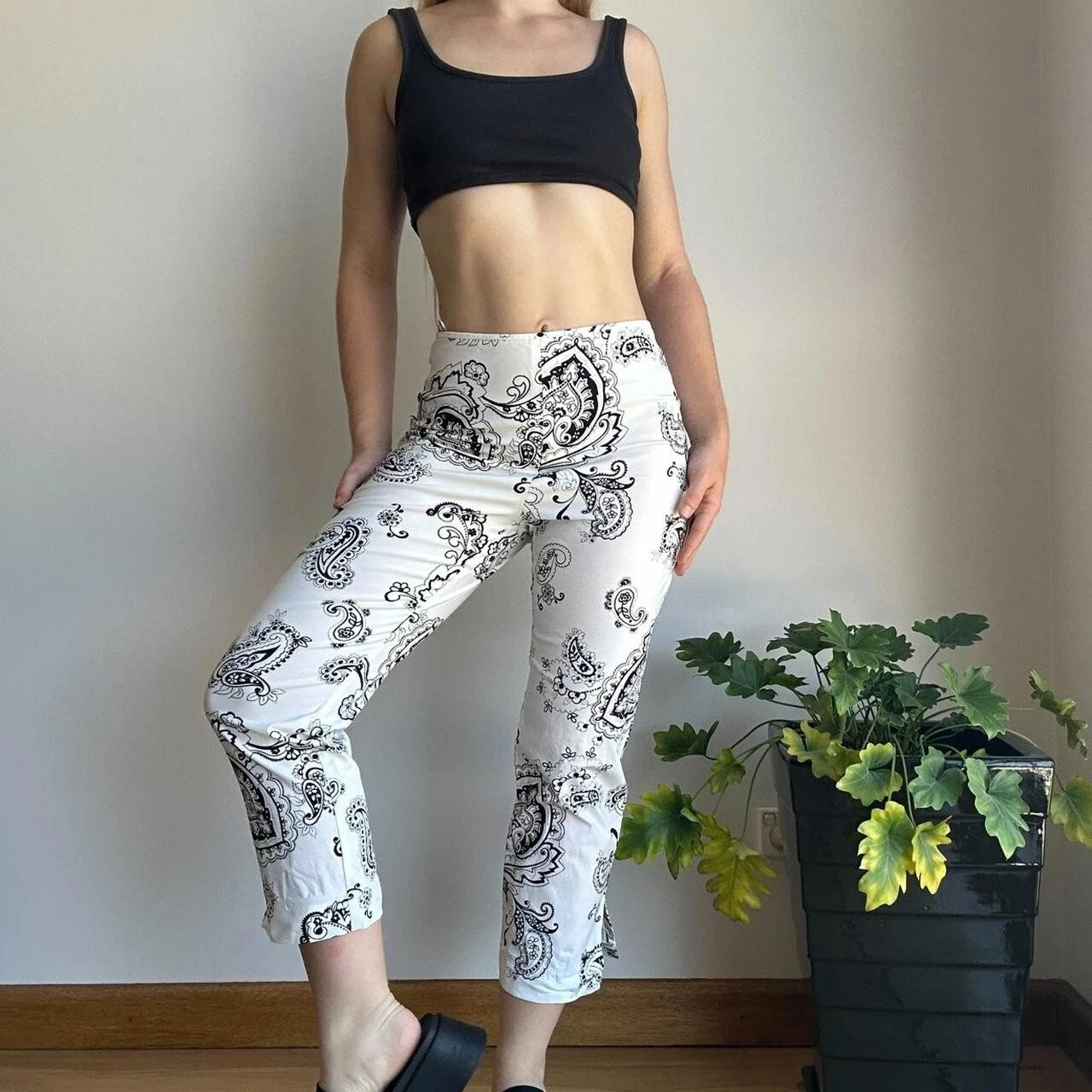 Events Women's 8 White & Black Paisley Print Capri Pants