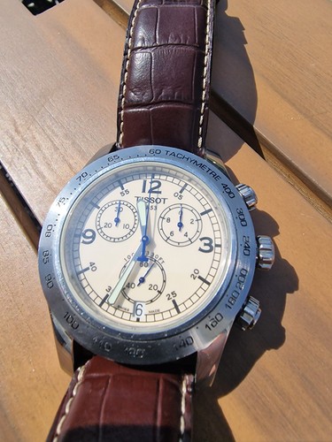 Tissot V8 Chronograph Edelstahl Quarz Herrenuhr in super Zustand.