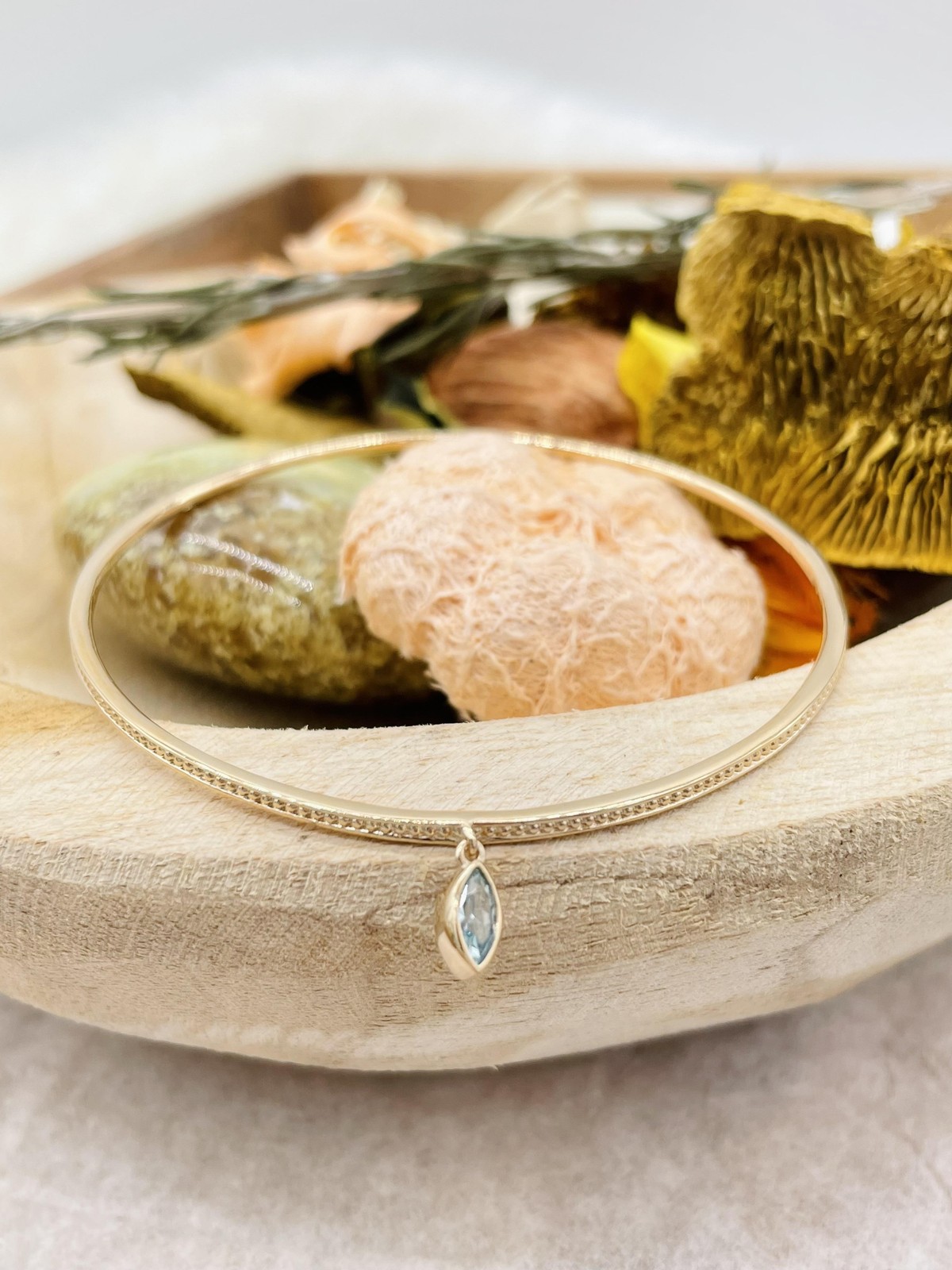 Bracelet jonc orné d'un oxyde bleu amande, le cadeau idéal pour femme
