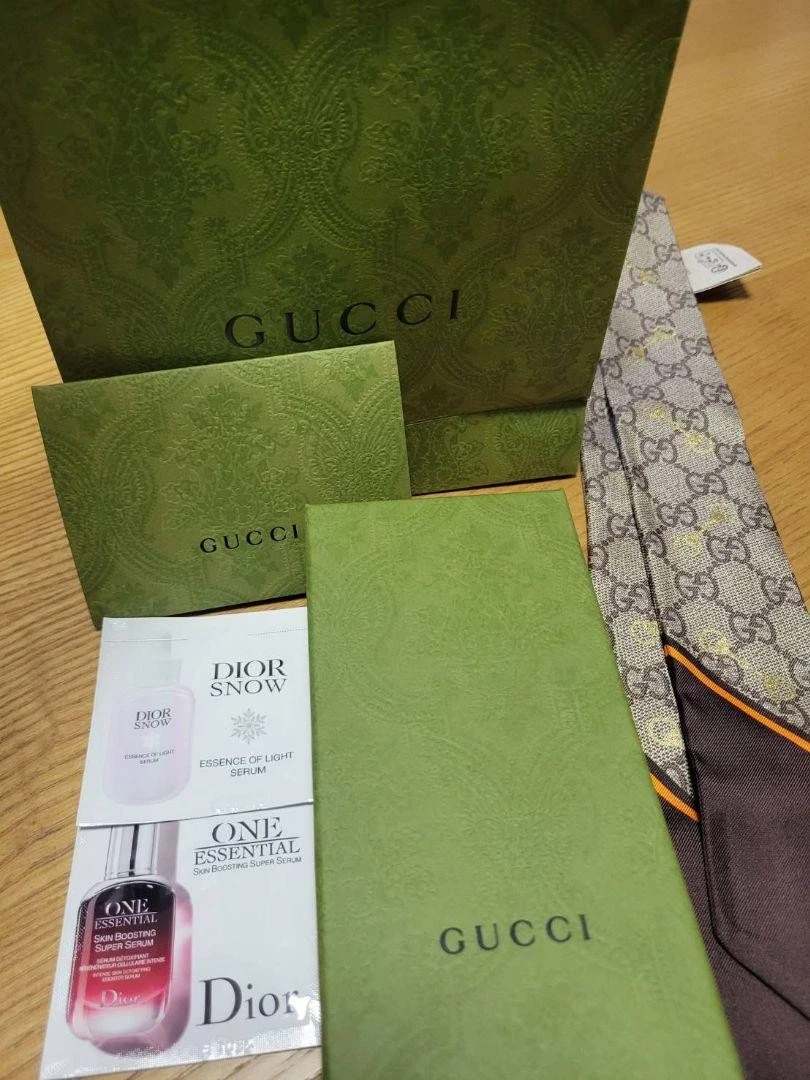 Foulard en soie beige/marron motif Gucci GG avec accessoires  