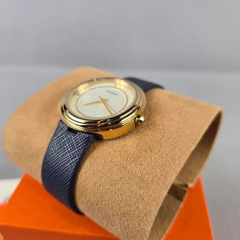 Tory Burch Bailey Gold Leather Women's Watch - Navy, 34mm thumbnail 4