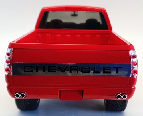 Greenlight 1/18 Scale 19073 - 1997 Chevrolet Custom Silverado 3500 - Red - Picture 6 of 7