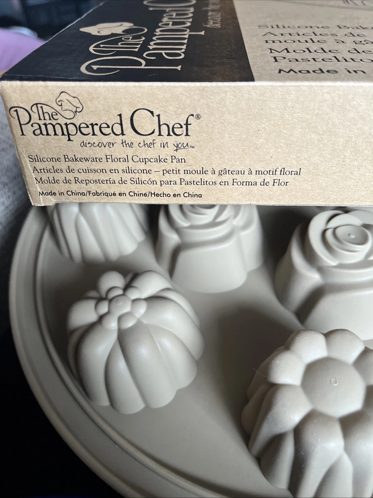 The Pampered Chef Silicone Floral Cupcake Pan 1613 New Opened Box