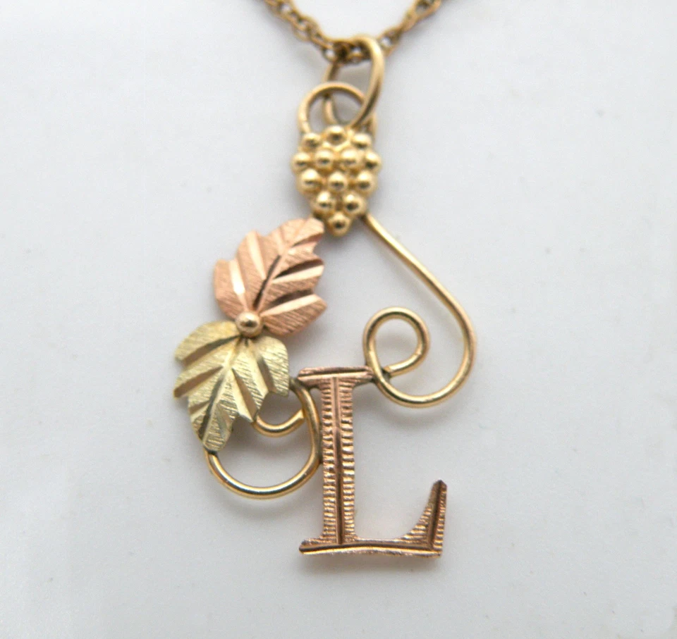 Collar Colgante Hoja "L" 10k CCO Black Hills 14K GF NC Firmado Oro Rosa Relleno Foto 3 de 4