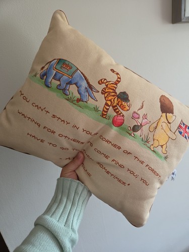 Disney Epcot World Showcase England UK Pavilion WINNIE THE POOH Pillow