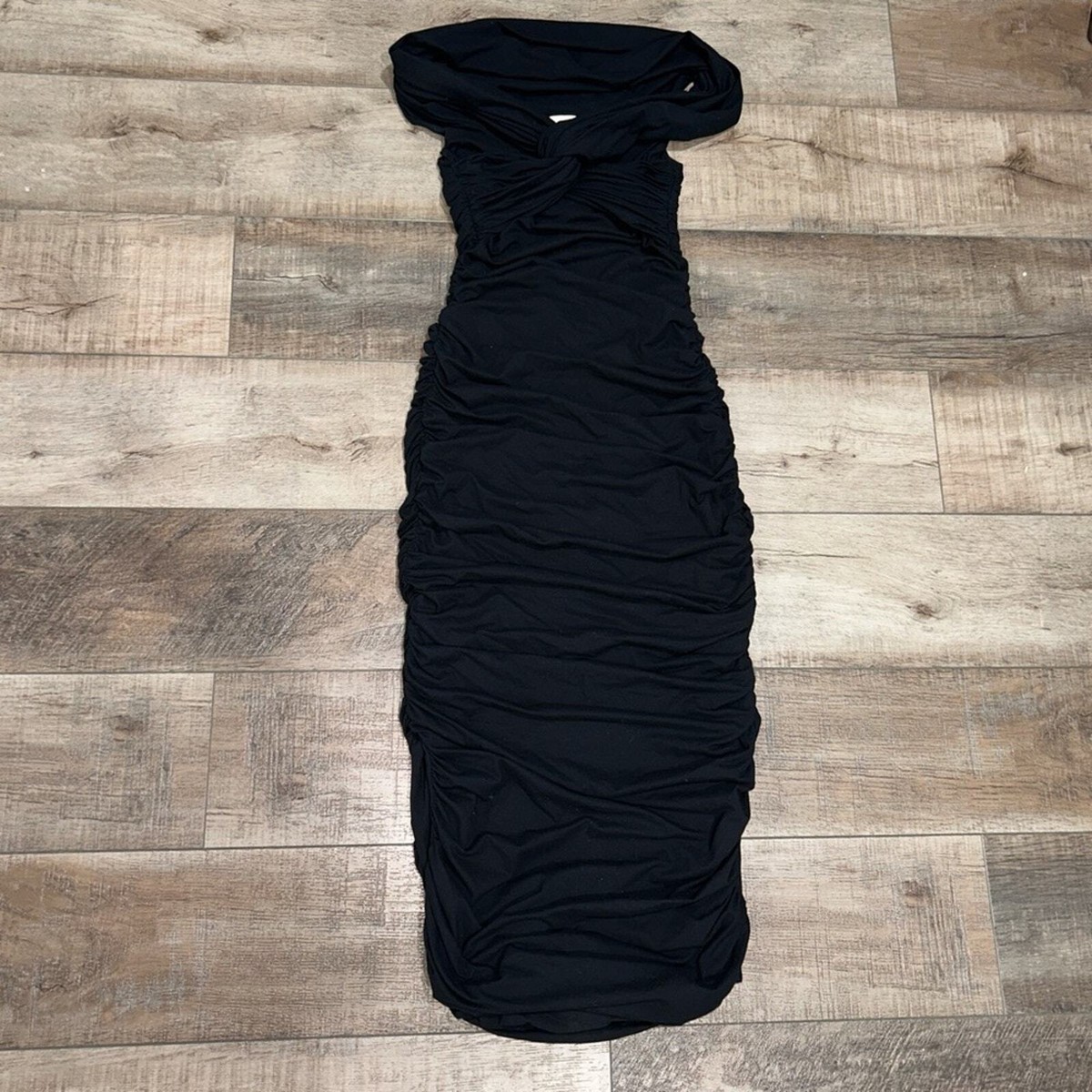 【送料&関税込】Khaite Over-the-shoulder Ruched Midi Dress KHAITE Spence ruched fitted off the shoulder midi dress in