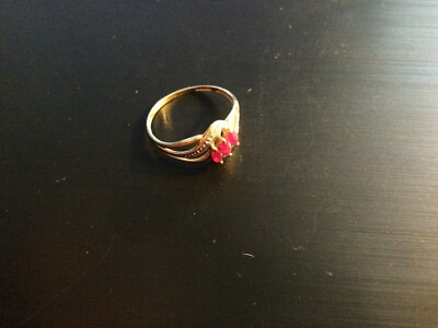 Ring Gelbgold Punze Adler 3 Rubine und 2 Diamanten. 2gr. Innendurchmesser 18mm