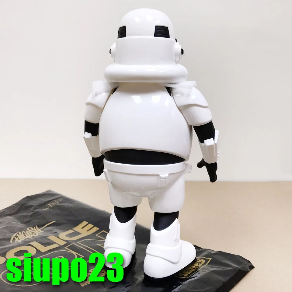 Figura Ron English x Made by Monsters x Toy Tokyo Police Grin NYCC Stormtrooper Foto 4 de 4