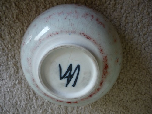 HERMOSO TAZÓN DE CERÁMICA HECHO A MANO, ROJO Y BLANCO, FIRMADO EN LA BASE - Imagen 5 de 7