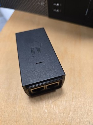 Ubiquiti Desktop Gigabit PoE-Injektor // 1x GbE, 1x RJ-45 // POE-48-24W-G