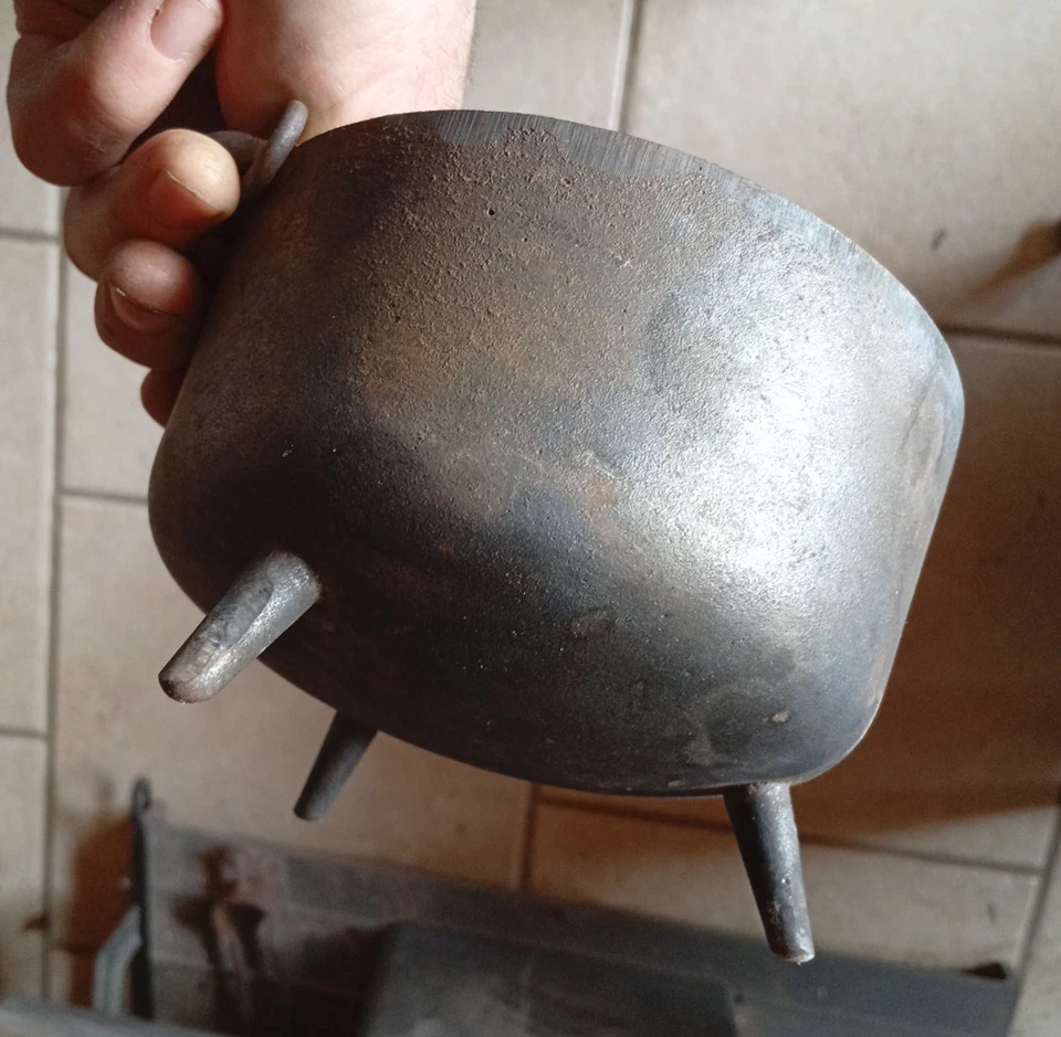 Petit Chaudron en Fonte Tripode pour cuisson sur Braises, Feu de Camp, Cheminée - Photo 2/4