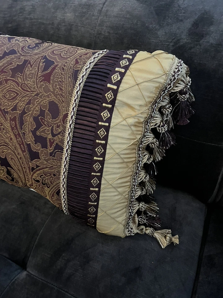 Almohada toudoir dorada con borlas Croscill Mercer Merlot Foto 3 de 4