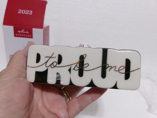 Ornamento natalizio PROUD TO BE ME PRIDE Hallmark KEEPSAKE figura arcobaleno ceramica - Foto 4 di 10