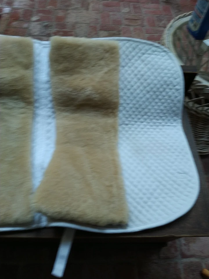 Almofada de adestramento quadrada Fleeceworks com painéis removíveis de inserção de pele de carneiro - Imagem 3 de 4