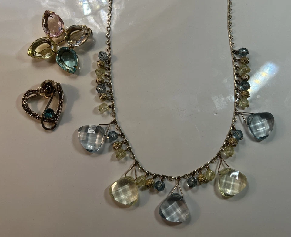 3 件套:粉彩水晶和玻璃水钻项链,雅芳胸针,心形胸针 — 第 2/4 张图片